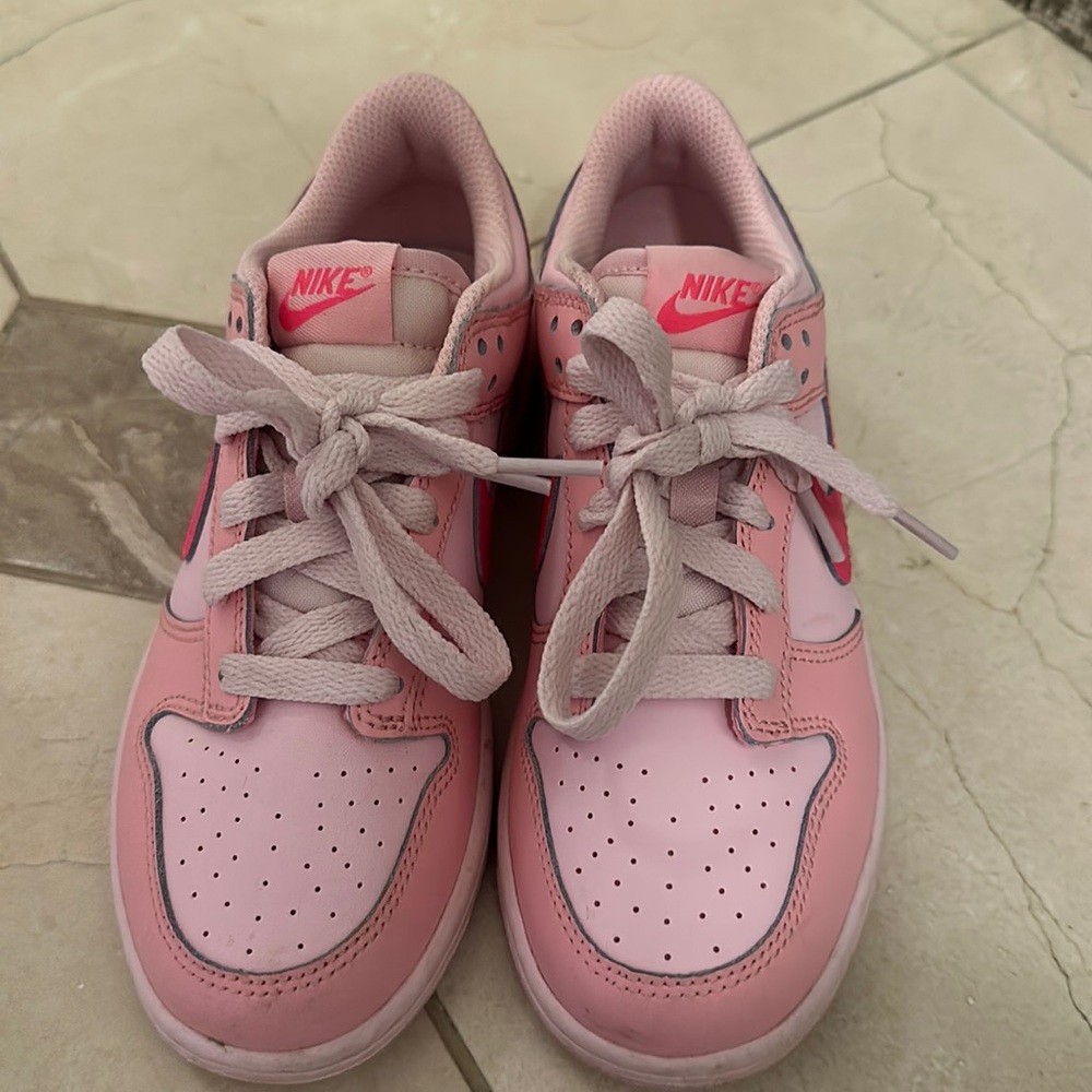 Nike low dunk girls size 2